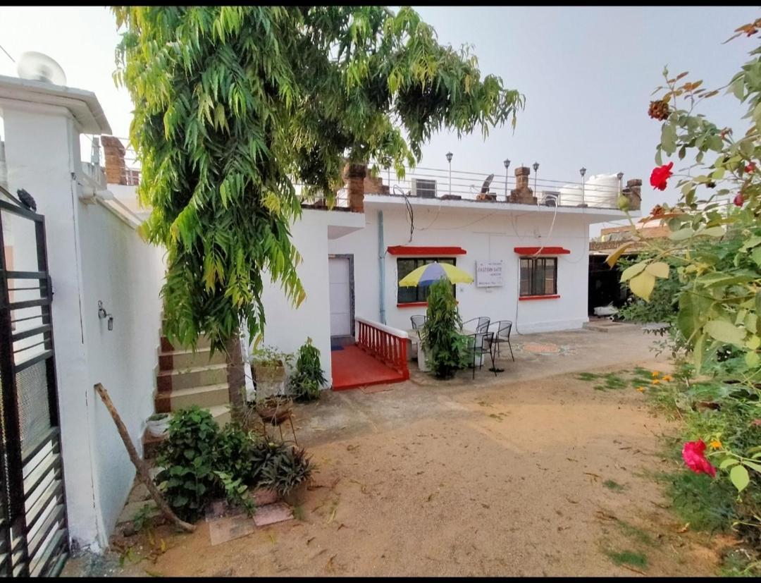 Eastern Gate Homestay Khajurāho Exterior photo